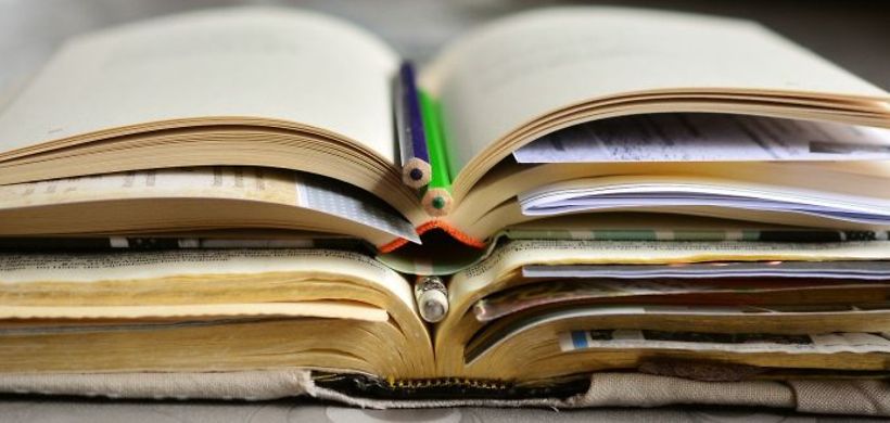 Bücherstapel mit Lesezeichen