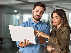 Büro Business Laptop Software Mann Frau Gespräch