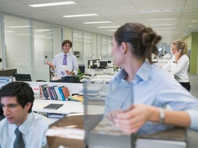 Büro Frau spricht zu Kollegen