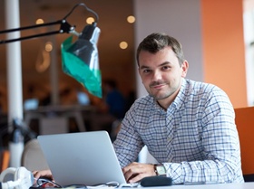 Büro Mann Arbeit Schreibtisch Laptop