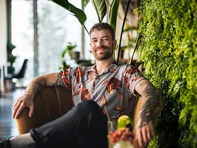 Büro Mann buntes Hemd Tattoos Dschungel 