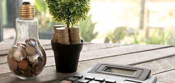 Büro Münzen Nachhaltigkeit Glühbirne Taschenrechner