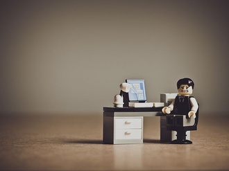 Büro Playmobil-Mann am Schreibtisch