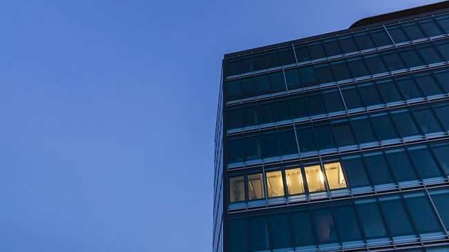 Bürogebäude nachts abends