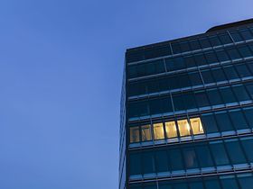 Bürogebäude nachts abends
