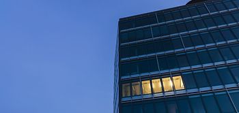 Bürogebäude nachts abends