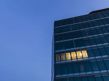 Bürogebäude nachts abends