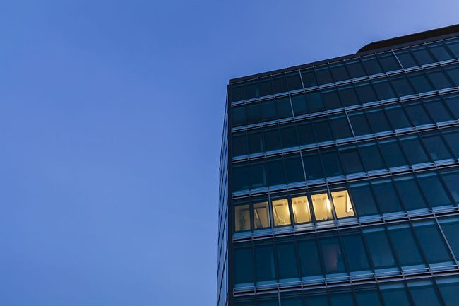 Europäische Gebäuderichtlinie: Lichtsteuerung in Nichtwohngebäuden: EPBD-konform sparen