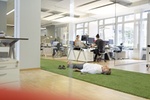 Büroimmobilie Büro modern Mann Teppich grün Entspannung