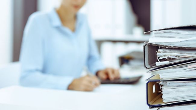 Bürokratie Aktenordner Taschenrechner Frau