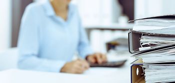 Bürokratie Aktenordner Taschenrechner Frau