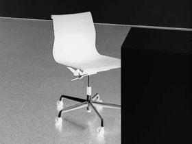 Buerostuhl in leerem Raum