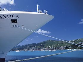 Bug eines Kreuzfahrtschiffes, ankert in Bucht, Karibik