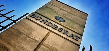 Bundesrat Stele mit Aufschrift vor Zaun