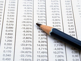 Bleistift liegt auf Bilanzpapier