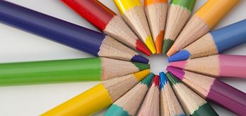 Buntstifte bilden mit Spitze einen Kreis