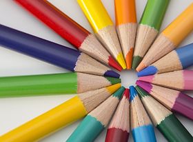 Buntstifte bilden mit Spitze einen Kreis