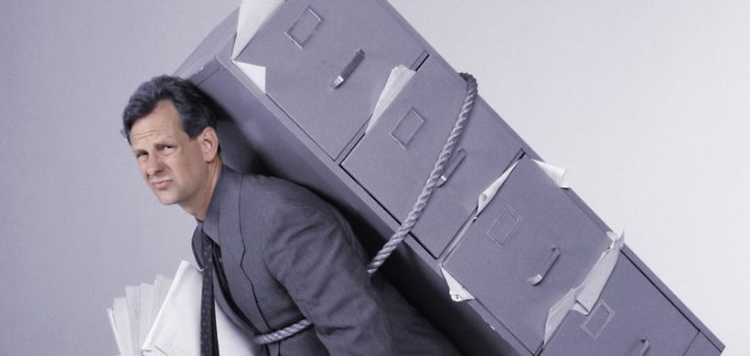 Burnout Aktenschrank Mann Akten Bürokratie