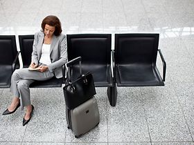 Business-Frau sitzt am Flughafen