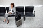 Business-Frau sitzt am Flughafen