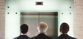 Business-Männer Aufzug Anzug Warten