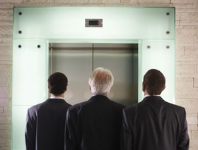 Business-Männer Aufzug Anzug Warten