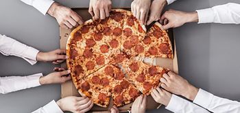 Business-Männer teilen Pizza