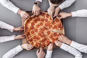 Business-Männer teilen Pizza