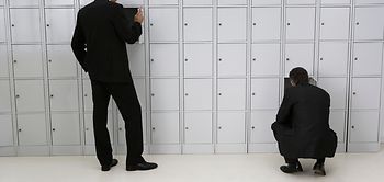 Business-Männer vor Schließfächern