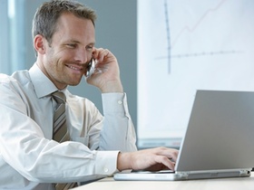 Business-Mann am Laptop