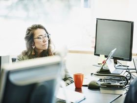 Businessfrau am Arbeitsplatz in einem HighTech Büro