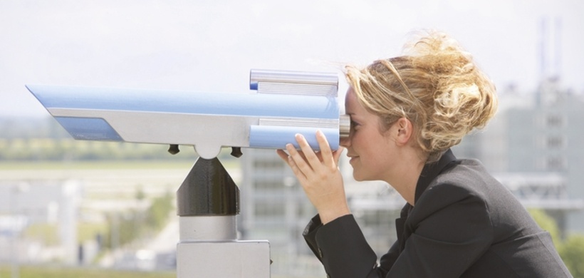 Businessfrau am Fernrohr