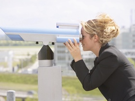 Businessfrau am Fernrohr