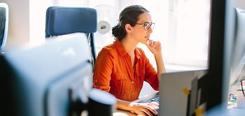 Businessfrau an ihrem Schreibtisch