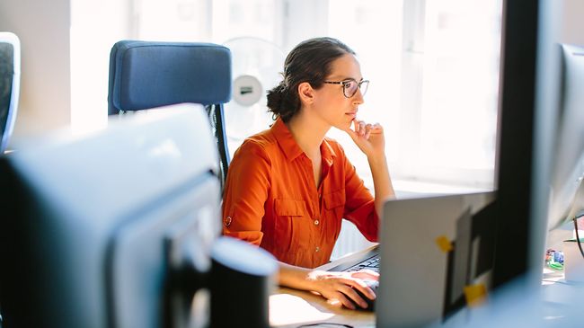 Businessfrau an ihrem Schreibtisch