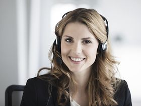 Businessfrau mit Headset