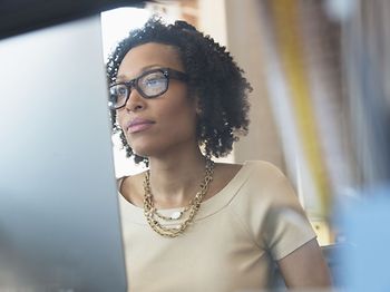 Businessfrau mixed race am PC