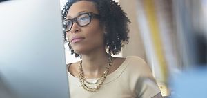 Businessfrau mixed race am PC