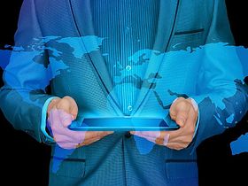 Businessman Hände mit Laptop Weltkarte