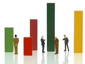 Businessmanfiguren zwischen Diagrammbalken