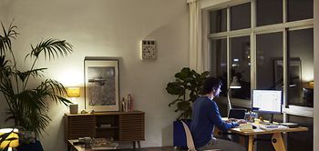 Businessmann arbeitet nachts alleine zuhause