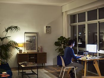 Businessmann arbeitet nachts alleine zuhause