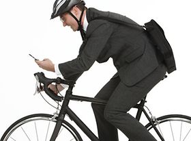 Businessmann auf Fahrrad