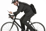 Businessmann auf Rennrad mit Handy