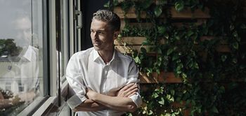 Businessmann Büro Pflanzen Fenster