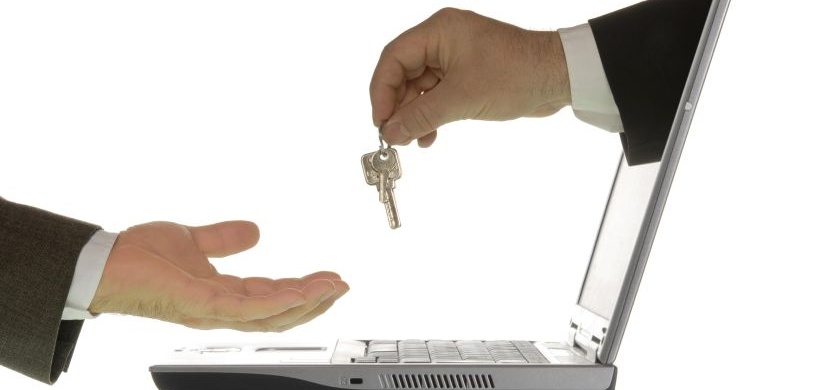 Businessmann reicht anderem Mann mit Hand aus Computer einen Schlüssel