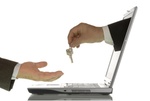 Businessmann reicht anderem Mann mit Hand aus Computer einen Schlüssel