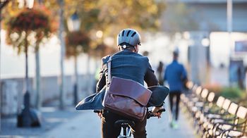 Businessmann Stadt Fahrrad Rad ökologisch Nachhaltigkeit