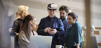 Businessmann Virtual Reality Smartphone Kollegen