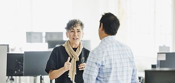 Vorgesetzte redet mit Mitarbeiter